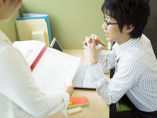 上司にみんなの前で遅刻を叱責された~事例で学ぶパワハラ
